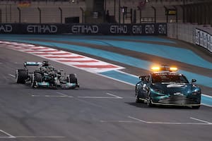 Una imagen para siempre en la Fórmula 1: el Mercedes de Hamilton detrás del Safety Car; luego vendría el sobrepaso de Verstappen