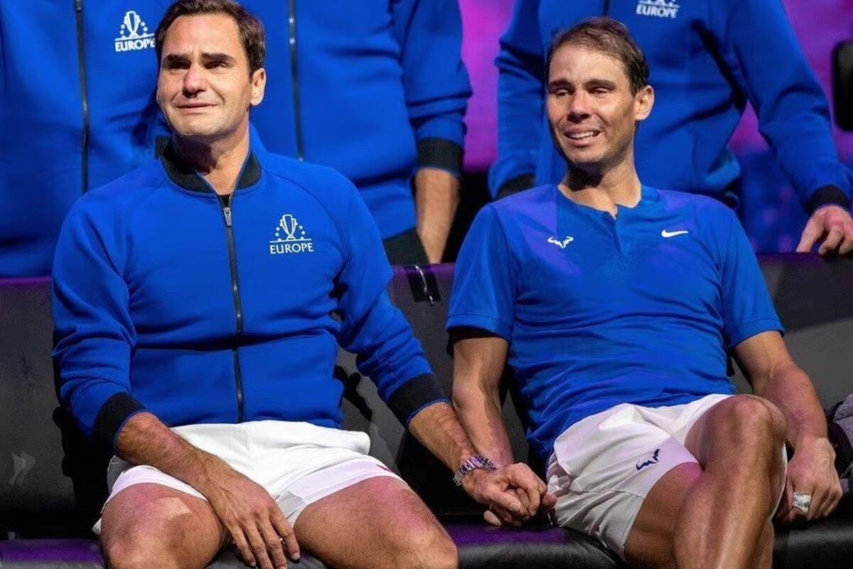 Una imagen para siempre: Roger, conmovido, aprieta la mano de Rafa