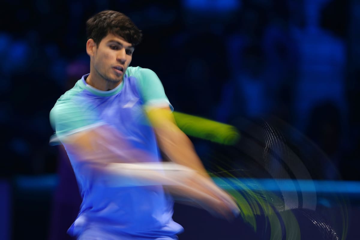 Una imagen peculiar de un revés del español Carlos Alcaraz, que este miércoles se medirá con el ruso Andrey Rublev en el Masters de Turín de tenis.
