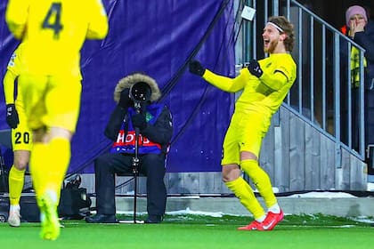 Una imagen pintoresca: Kasper Høgh celebra el gol; detrás, un fotógrafo arropado contra el frío polar