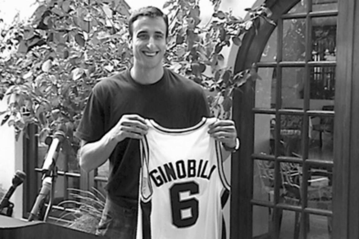 Una imagen pocas veces vista: Manu con la camiseta N° 6 de San Antonio Spurs