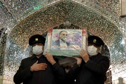 Una imagen proporcionada por el Ministerio de Defensa de Irán el 29 de noviembre de 2020 muestra a los Servidores del Santuario Imam Reza llevando el ataúd del principal científico nuclear asesinado de Irán, Mohsen Fakhrizadeh, durante su procesión fúnebre en la ciudad nororiental de Mashhad