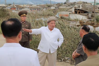 Una imagen proporcionada por la agencia de noticias estatal de Corea del Norte (KCNA) el 6 de septiembre de 2020 que muestra al líder norcoreano Kim Jong Un (C) visitando la provincia de Hamgyong-namdo después de que el tifón Maysak azotara la región.