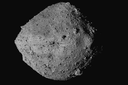 Una imagen proporcionada por la NASA muestra el asteroide Bennu visto desde la nave espacial OSIRIS-REx