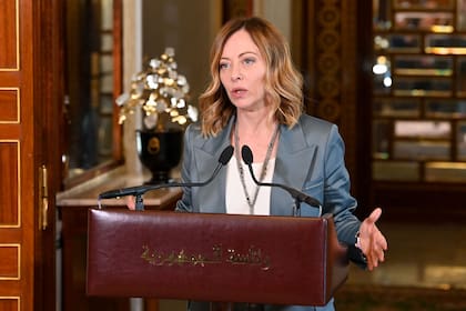 Una imagen proporcionada por la presidencia de Túnez muestra a la primera ministra italiana, Giorgia Meloni, el 17 de abril de 2024