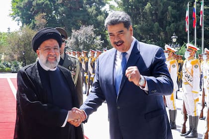Una imagen proporcionada por la presidencia iraní muestra al presidente de Irán, Ebrahim Raisi, con su par de Venezuela, Nicolás Maduro, durante una ceremonia de bienvenida en la capital, Teherán, el 11 de junio de 2022