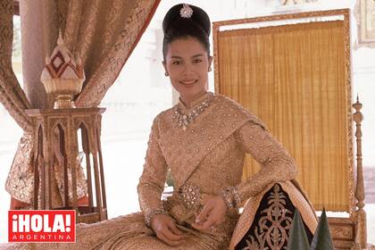 Una imagen publicada en Vogue, en 1965, donde se ve a
la reina Sirikit sentada en una cama de oro en el Pabellón de
Coronación del Rey, y luciendo un vestido de cristal repujado en oro de veinte quilates, con diamantes, que llevó a la boda real griega y que fue diseñado para ella por Pierre Balmain