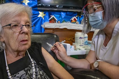 Gisele Levesque, residente del hogar de ancianos de Saint-Antoine, de 89 años, vacunándose contra el Covid-19 en Canadá.