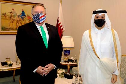 Una imagen publicada por la Agencia de Noticias de Qatar (QNA) el 12 de septiembre de 2020 muestra al ministro de Relaciones Exteriores de Qatar, Sheikh Mohammed bin Abdulrahman al-Thani, reunido con el Secretario de Estado de Estados Unidos, Mike Pompeo
