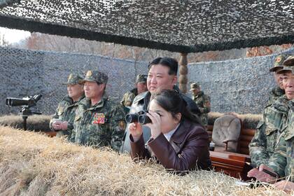 Una imagen publicada por la Agencia Estatal de Noticias de Corea del Norte (KCNA) el 16 de marzo de 2024 muestra al líder norcoreano, Kim Jong-un, con su hija Ju-ae guiando ejercicios militares de unidades aerotransportadas del Ejército Popular de Corea el día anterior. (YNA/dpa)