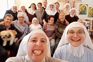 Sectas, intereses inmobiliarios y un obispo excomulgado: el intrigante caso de las monjas que reniegan de Francisco