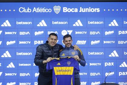 Una imagen que envejeció muy pronto: la presentación de Gago como DT de Boca, recibido por Juan Román Riquelme