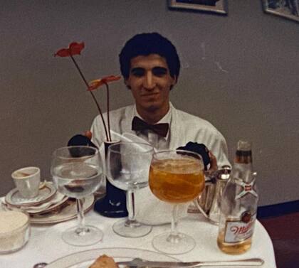 Una imagen que podría aparecer en la película "Buenos muchachos": el primer día en que Cea entró a trabajar a Tonino's, donde atendía a Paul Castellano y todo su séquito.