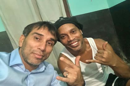 Una imagen que publicó Nelson "Pipino" Cuevas en su perfil de Twitter para darle ánimo a Ronaldinho, detenido en Paraguay.