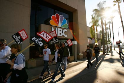 Una imagen que puede volver a repetirse: integrantes del sindicato de guionistas protestando ante las puertas de la cadena NBC en Los Angeles en 2008, tras tres meses de huelga; hoy, el conflicto se da por el crecimiento de las plataformas de streaming, que emplean al 45% de los libretistas