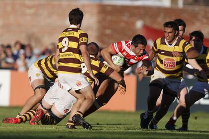 Una imagen que retrata la fiereza defensiva de Belgrano en el partido contra Alumni, el campeón de 2024