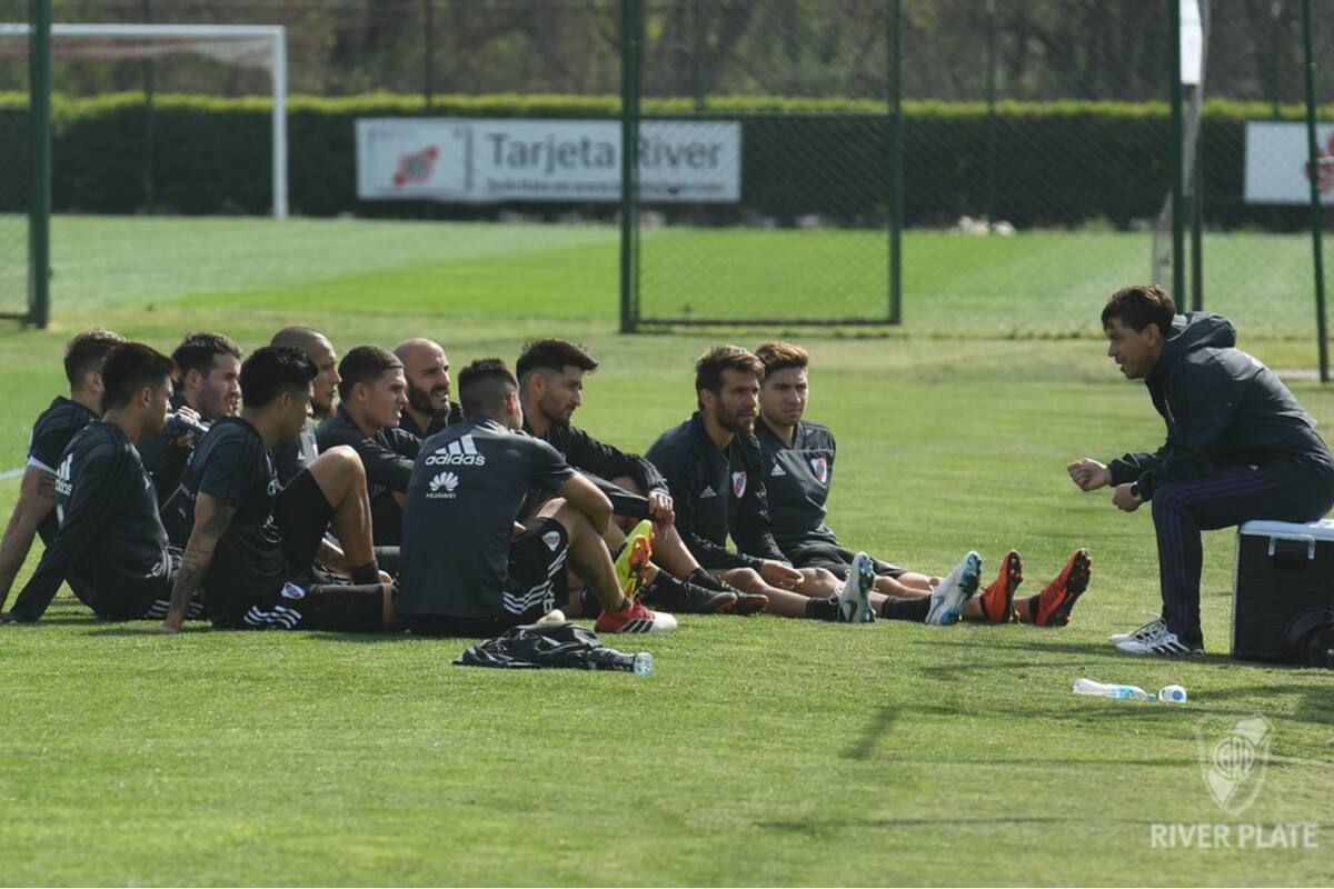 Una imagen que se repitió: como en la previa del superclásico por Superliga, Gallardo mantuvo una charla de más de 10 minutos con el plantel