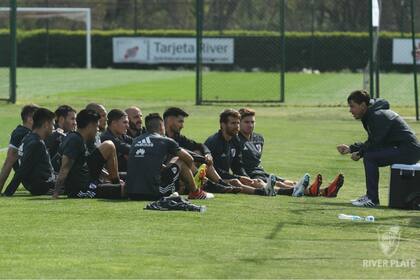 Una imagen que se repitió: como en la previa del superclásico por Superliga, hoy Gallardo mantuvo una charla de más de 10 minutos con el plantel
