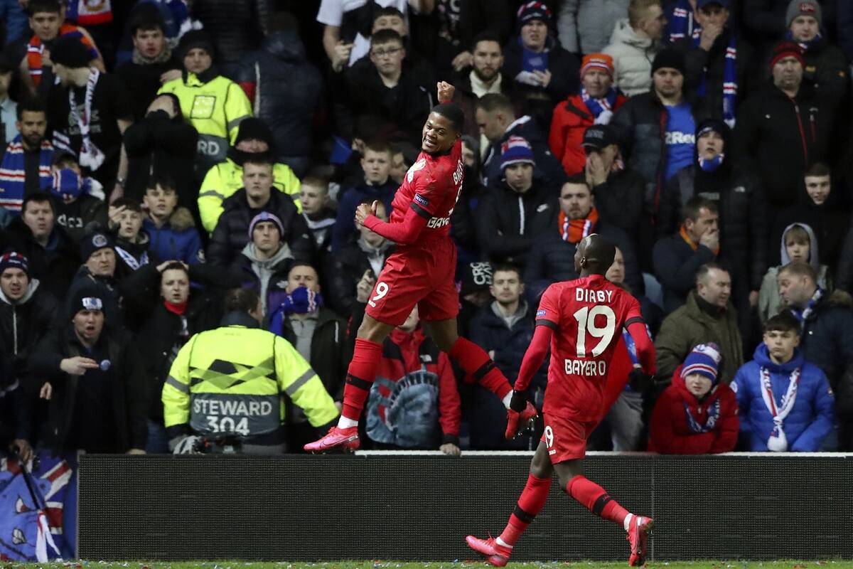Una imagen que se volverá cada día más infrecuente: hinchas en un estadio; Leverkusen ganó en Glasgow, por la Europa League