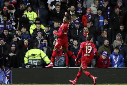 Una imagen que se volverá cada día más infrecuente: hinchas en un estadio; Leverkusen ganó en Glasgow, por la Europa League