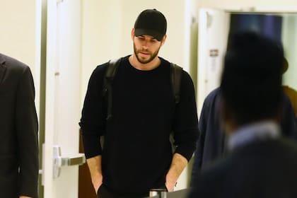 Una imagen reciente de Liam Hemworth, en el aeropuerto de Los Angeles, da cuenta del complicado momento que transita el actor