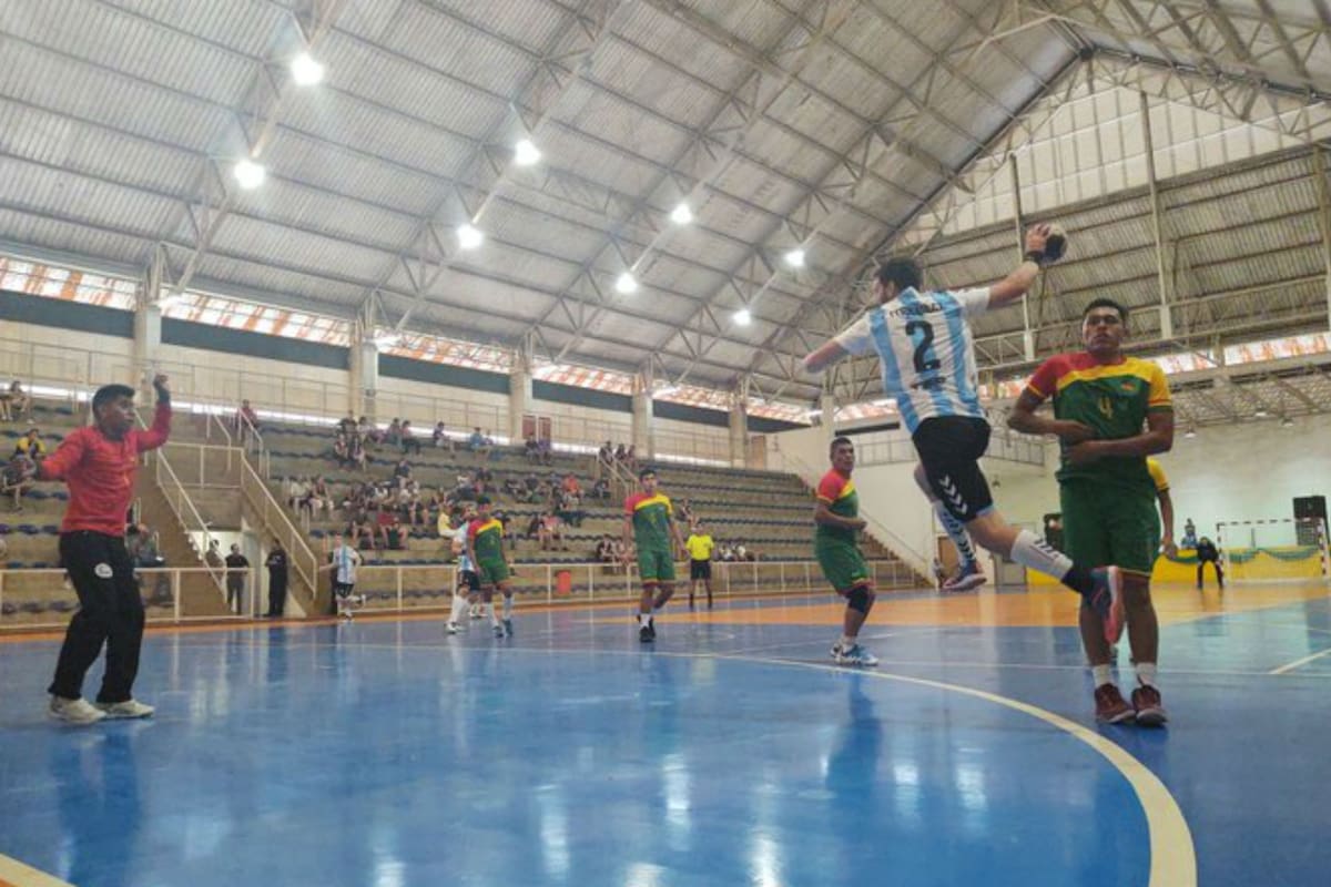 Una imagen repetida en el juego: los argentinos, como en este caso Federico Fernández, cara a cara con el arquero boliviano