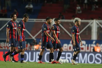 Una imagen repetida: los jugadores de San Lorenzo con la mirada perdida; el Ciclón terminó el año en la parte baja de la tabla, envuelto en problems económicos e institucionales