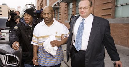 Tras un pasado deportivo de gloria, después de la pelea en Tokio la vida de Mike Tyson no volvió a ser la de antes. La violencia y las drogas lo llevaron a ser arrestado con frecuencia.