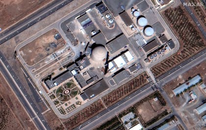 Una imagen satelital de primer plano muestra el reactor de agua pesada de Arak de Irán el miércoles, antes de los ataques israelíes que perforaron la cúpula de contención del reactor.