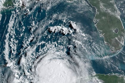 Una imagen satelital del huracán Laura moviéndose hacia el noroeste en el Golfo de México hacia Louisiana