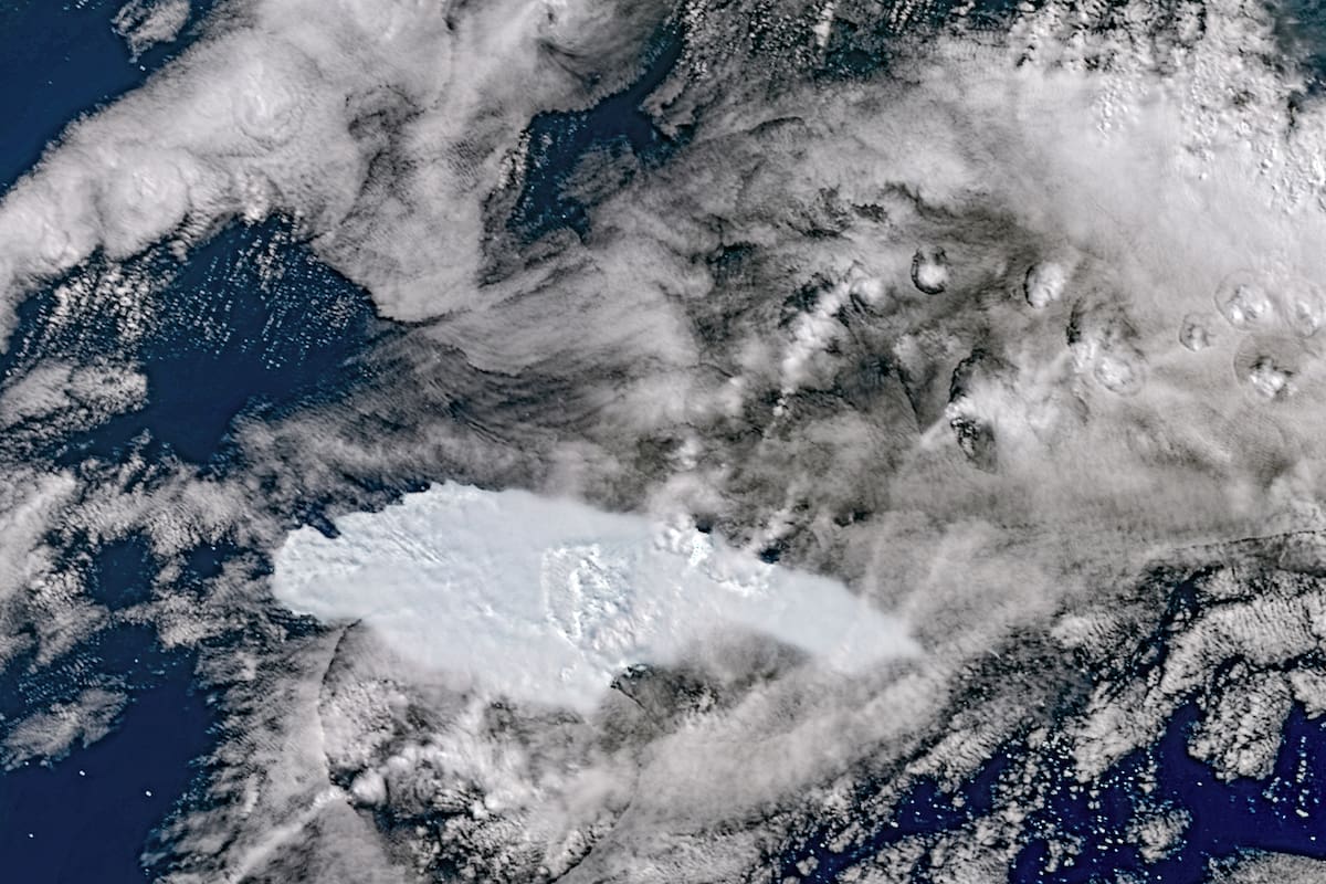 Una imagen satelital del iceberg A-68A mientras flota hacia la isla Georgia del Sur en el Atlántico Sur, el 8 de diciembre de 2020