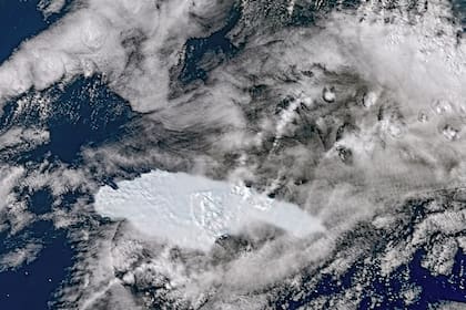 Una imagen satelital del iceberg A-68A mientras flota hacia la isla Georgia del Sur en el Atlántico Sur, el 8 de diciembre de 2020