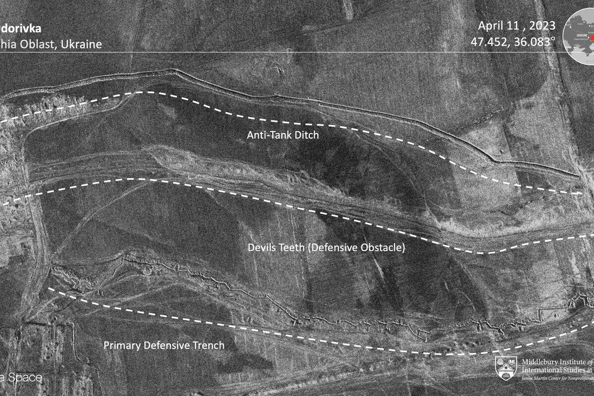 Una imagen satelital muestra a Novofedorivka con operaciones de excavación de trincheras, en medio de la invasión rusa de Ucrania, en la región de Zaporiyia.