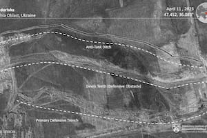 Una imagen satelital muestra a Novofedorivka con operaciones de excavación de trincheras, en medio de la invasión rusa de Ucrania, en la región de Zaporiyia.