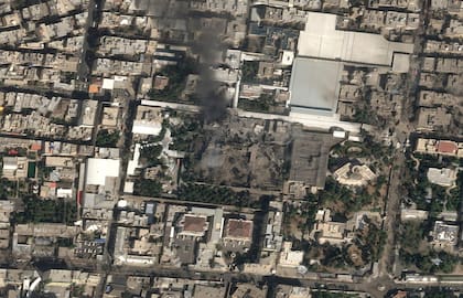 Una imagen satelital proporcionada por Airbus muestra humo negro elevándose y graves daños en el complejo del entonces líder supremo de Irán, el ayatollah Ali Khamenei