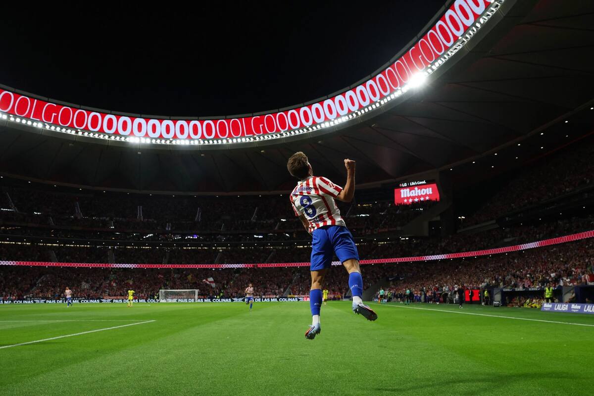 Una imagen simbólica de Atlético de Madrid, un festejo del futbolista Pablo Barrios en el estadio Metropolitano