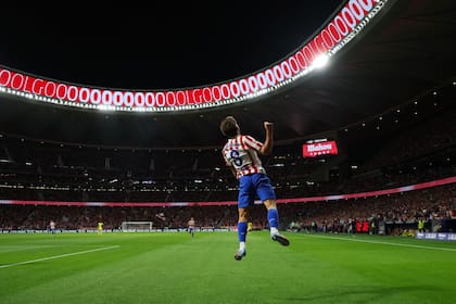 Una imagen simbólica de Atlético de Madrid, un festejo del futbolista Pablo Barrios en el estadio Metropolitano