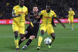 Una imagen simbólica de lo que fue el partido para PSG: Lionel Messi quiere pasar entre dos defensores de Nantes, que le cierran el camino.