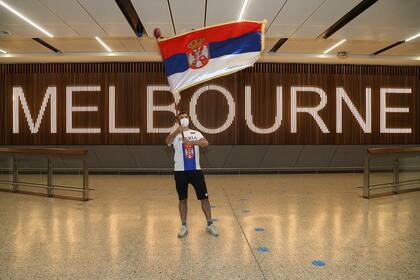 Una imagen simbólica: un solitario fan de Djokovic, bandera en mano, lo esperaba en el salón de arribos del aeropuerto de Melbourne