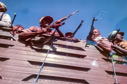 Una imagen tomada a través de la ventanilla de un auto muestra a los combatientes de la milicia etíope Amhara, que combaten junto a las fuerzas federales y regionales contra la región norte de Tigray, en Gondar, Etiopía