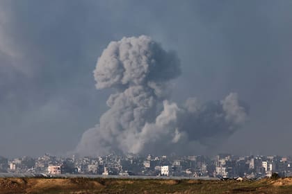 Una imagen tomada desde el sur de Israel, cerca de la frontera con la Franja de Gaza, el 6 de diciembre de 2023, muestra una nube de humo durante un bombardeo israelí en Gaza en medio de los continuos combates entre Israel y Hamas.
