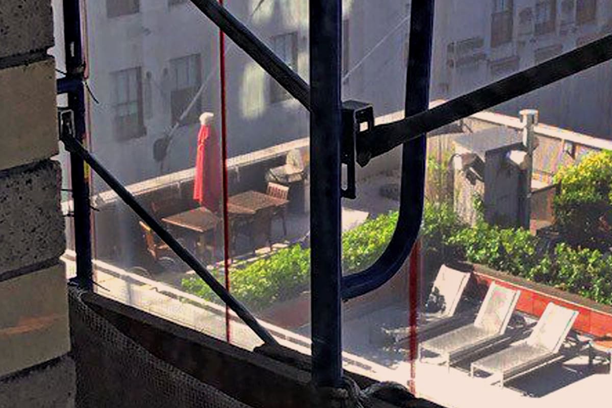 Una imagen tomada desde un edificio vecino