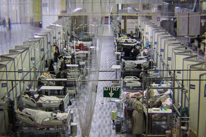 Una imagen tomada el 3 de agosto de 2020 muestra una vista del hospital improvisado donde los pacientes infectados por el coronavirus son tratados dentro del Millenium Hall, uno de los centros de eventos más grandes del país, en Addis Abeba