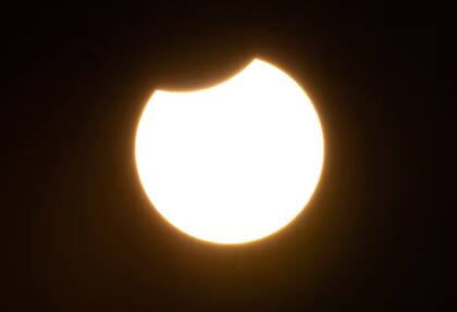 Una imagen tomada en Ronda, al sur de España, el 29 de marzo de 2025, muestra el Sol parcialmente cubierto por el disco oscuro más pequeño de la Luna durante un eclipse solar parcial (Foto de JORGE GUERRERO para la agencia AFP)
