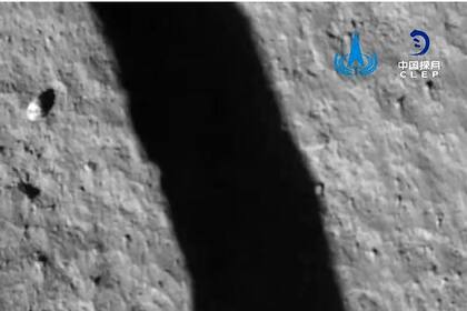 Una imagen tomada por la cámara adjunta a la nave espacial Change-5 después de su aterrizaje en la luna