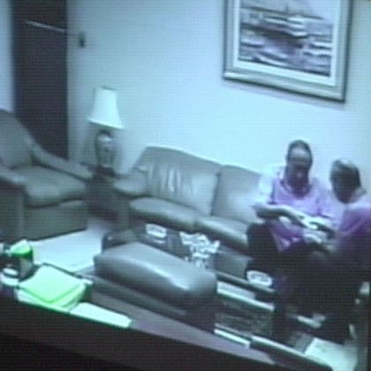 Una imagen transmitida por la televisión peruana el 5 de febrero de 2001 muestra al político Agustín Mantilla, a la izquierda, aceptando 30.000 dólares de Montesinos