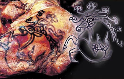 Una imagen y la recreación en dibujo del tatuaje en el hombro de la sacerdotisa siberiana