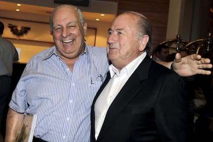 Una imgen de Eduadro Deluca y Joseph Blatter en 2011: dos implicados en el FIFAgate que sigue abriendo nuevas puertas en una intrincada trama de corrupción