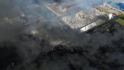 Una impactante explosión en Ezeiza provocó un incendio que afectó varias plantas
