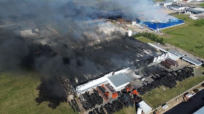 Una impactante explosión en un parque industrial en Ezeiza provocó un incendio que afectó varias plantas